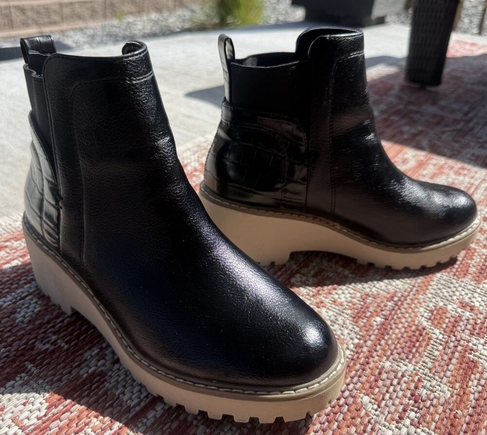 DV by Dolce Vita Black Chelsea Boots Women’s Size 6 Worn Once Excellent